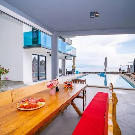With Pool شقة تْسْغيكفانِتْسا