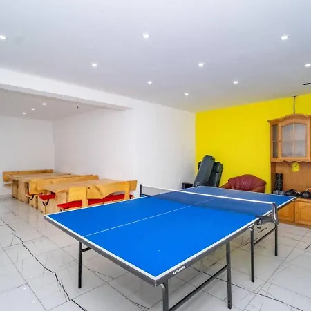 With Pool شقة تْسْغيكفانِتْسا